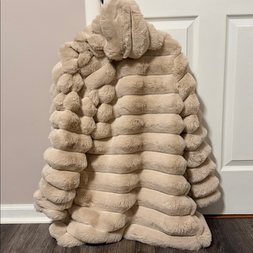 Luxurious Cream Faux Fur Coat - Picture 7 of 9